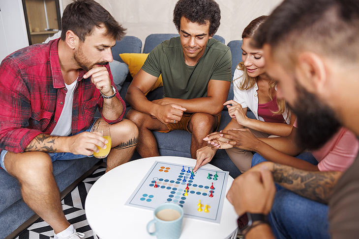 "Mensch ärgere dich nicht" zusammenmit Freunden spielen (©Foto: istockphoto vladans) 